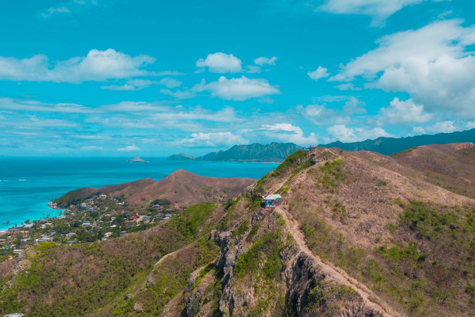 Diamond Head ridge trail above the turquoise Oʻahu coastline